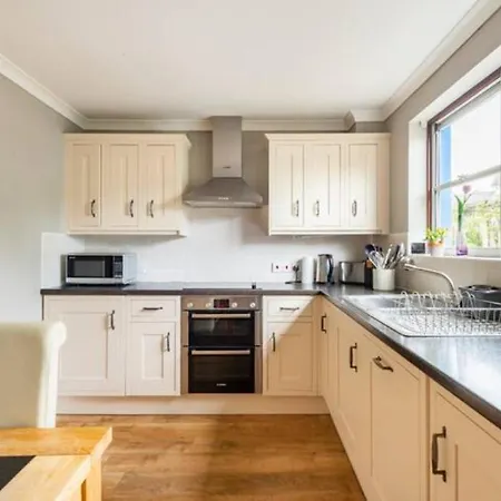 River View Cottage, In Center *