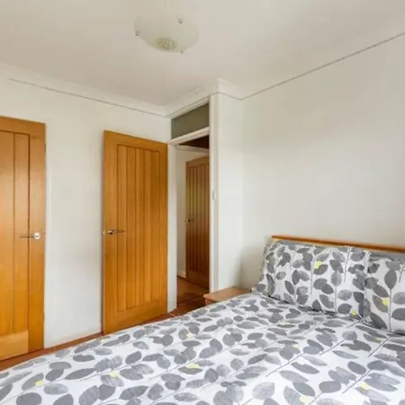 度假居 River View Cottage, In Center