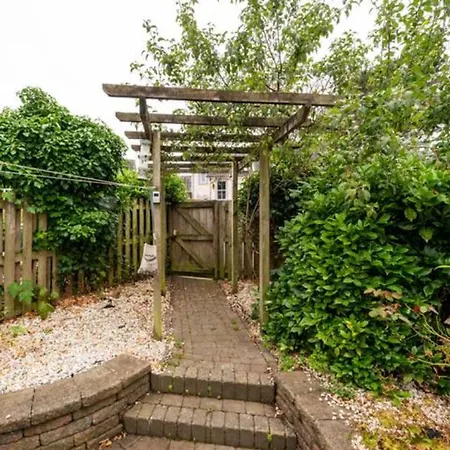 River View Cottage, In Center